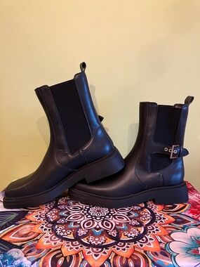 Primark Buckle Detail Chunky Chelsea Boots (US WOMENS 10)